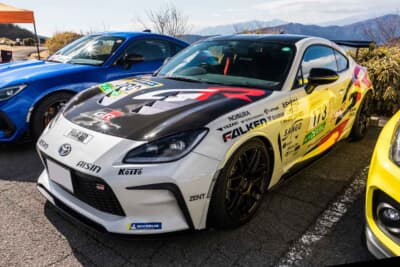 トヨタ GR86：カーボンパーツを多用して白黒のツートンボディにしている