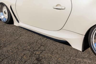 トヨタ GR86：サイドステップが地面に着地寸前。タイヤだけでなくホイールもフェンダーの内側に入り込むほど車高が低い