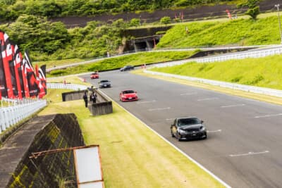 参加者たちは4つのグループに分けてコースを走行した