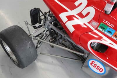 アウグスタMkIII：アウグスタMkⅢのリアサスペンション。アッパーのIアーム、ロワの逆Aアームに上下ラ ジアスロッドを組み合わせた、通称“ブラバム・タイプ”