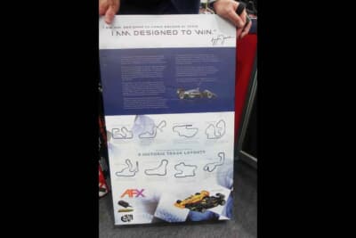 セナのキット。パッケージの上にはセナのサイン。そして下はセナが優勝した各コースのレイアウト図が入る