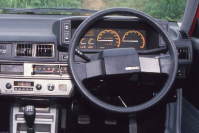 スピードメーターは100km/h付近から速度超過を示す赤目盛りになっていた