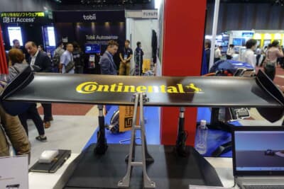 ツインモーターコントローラーを使用し、アクティブウイングを自在に動かす