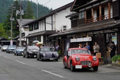 トライアンフTR-3（手前）、ポルシェ 356B（奥）