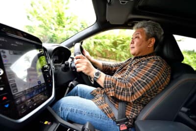 リポーターの斎藤氏は、かつてチューンドのスバルGC型インプレッサを所有。4WDやタイヤに対する知見は深い
