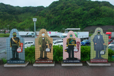 3体（19キャラ）の顔出しパネルが設置されている