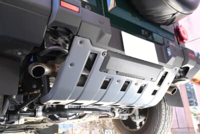 イネオス「グレナディア」：ナンバー下のプレートを外すと牽引のためのトレーラースタビリティアシストが標準装備されていて、3.5トンの牽引能力を誇っている