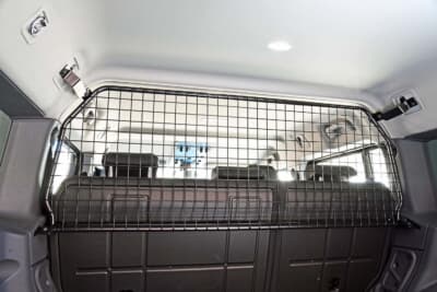 イネオス「グレナディア」：荷室との隔離用に頑丈なスチール製ネットが装備されていた