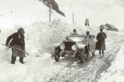 ロールス・ロイス シルバーゴースト：イタリアのポルドイ峠で除雪を待っているシーン