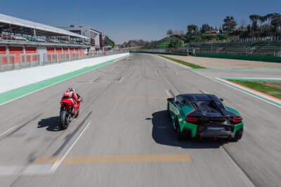 イタリアのイモラ・サーキットで、ランボルギーニ テメラリオとドゥカティ パニガーレV4によるスタンディングスタートからの加速対決が行われた