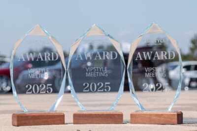 オリジナルデザインのトロフィー。来場者による投票で10台が選ばれる