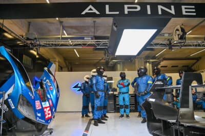 アルピーヌのレース中のピットの様子