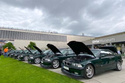 偶然遭遇したBMW E36型M3のオフ会。雨が降るまでボンネットを開けて展示していました