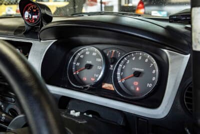 メーターはダイハツ L150型ムーヴ純正を移植。車速センサーが電気式なので意外と面倒だったとか