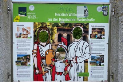 やっと念願のモーゼル地方が見下ろせるアウトバーンの休憩所に入ることができました。顔はめパネルが設置されていました