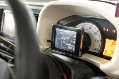 スズキ HA36型 アルト：インテリアはシンプルな作り込み。エンジンの回転数や水温はすべてデジタルで表示する