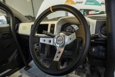 スズキ HA36型 アルト：コクピットはシンプル。ステアリングにバケットシート、必要最小限のメーターくらいだ