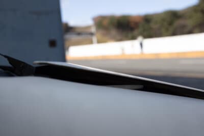 スズキ HA23S型 アルト:ボンネットの後端にワッシャーを噛ませ、エンジンルームの熱気を抜く昔から定番の手法