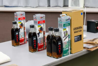 たくさんの副賞も東北660シリーズの大きな魅力だ。また今回はパドックにウクライナの油脂類メーカー、XADOがブースを出展した