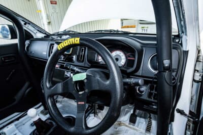 スズキ HA36型 アルトバン:以前のデモカーは軽量化をしないのが特徴だったが、ニューマシンはサーキット仕様と割り切った。見た目もレーシーでカッコいい