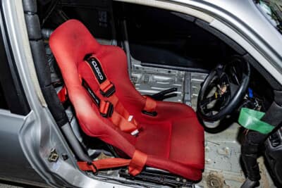 スズキ HA23型 アルト：装着が義務となっているロールケージは前の部車からそのまま移植。クスコの4点式シートベルトは川井の私物を一時的に借りたという