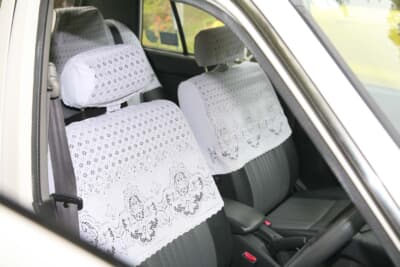 トヨタ コンフォート：昭和のマイカーブーム時やタクシーによく見られたレースのシートカバー