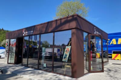 スパのサーキットでは新たなオフィシャルショップがあちらこちらに増えていました