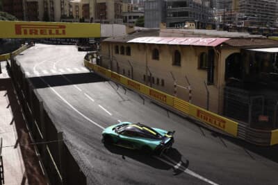 アストンマーティン ヴァルハラ：アストンマーティン初の4L フラットプレンクランクV8ツインターボエンジンに加え、新開発の8速DCT、前後に配置されたEモーター、電子制御リアディファレンシャル（E-diff）を装備