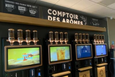 フランスのSA（サービスエリア）で見かけるコーヒーの自販機。日本にあるコーヒールンバの流れる自販機と同じ感覚で見ています