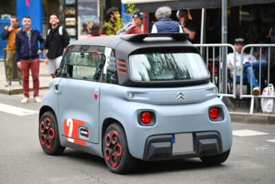 シトロエンの小型EV アミ。フランスの街に馴染みますね