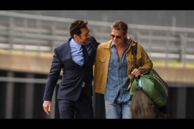 映画『F1（R）／エフワン』：右はソニー・ヘイズ役のブラッド・ピットでかつての盟友でありチームオーナーのルーベン役ハビエル・バルデム