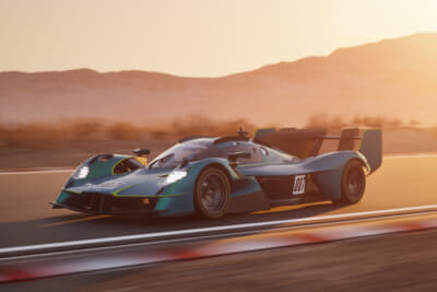 アストンマーティン ヴァルキリーLM：サスペンションは前後ダブルウィッシュボーンにプッシュロッド式トーションバー・スプリング、調整式ダンパーを備える