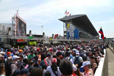 サイン会はあっという間にとんでもない数のファンで埋め尽くされて、何も見えません