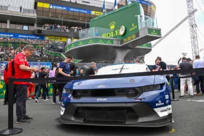 スタートグリッドの後部。GT3マシンの方まで来ると人はちょっと減り息ができます