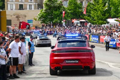 オフィシャルカーが通ったのでやっとパレードがはじまるかと思い気や⋯⋯