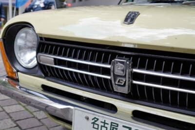 スバルff-1 1300Gスポーツ:“六連星”に加えて車名1300Gの“G”の文字。誇らしげに見えるのは、フロントグリルセンターにあるゴージャス、グレートといった豪華さ、力強さを表す英語の頭文字“G”が由来している