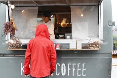 近隣で活動するキッチンカーがやってきて、モータースポーツと地域をつなぐ活動は成功？