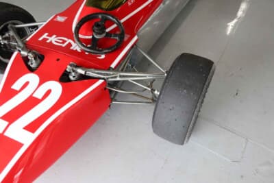 アウグスタMkIII：アウグスタMkⅢのフロントサスペンション。上下にAアームを組み合わせたダブルウィ ッシュボーンタイプだが、アッパーのAアームをロッキングアームとしたインボード式だ