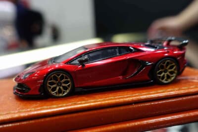 メイクアップのTitan 64というシリーズのランボルギーニ アヴェンタドール