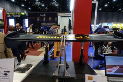 ツインモーターコントロールを使用し、アクティブウイングを自在に動かす