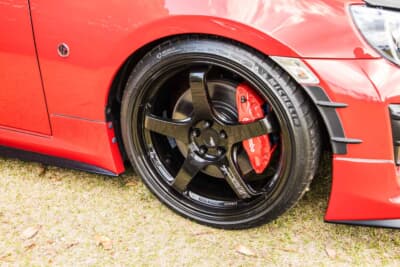 トヨタ 86：5スポーク形状のADVANスポーツ GTビヨンドで、フロント19×8.5J+45、リア19×9.5J+44。そのサイズにフロント225/35R19、リア235/35R19をそれぞれチョイスしている
