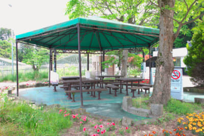 ペットと一緒に食事ができる屋根付きのテラス席