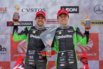 嬉しい優勝となった37号車Deloitte TOM'S GR Supraのジュリアーノ・アレジ選手（左）と笹原右京選手