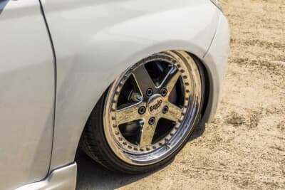 ダイハツ ミラ：ホイールは、WORK EQUIP 05をリバレルしてフロントは16×6.5J＋45、リヤは17×6.5J−20というサイズにセット