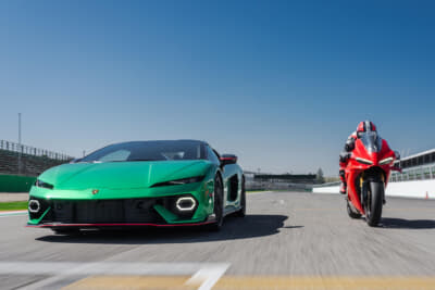 イタリアのイモラ・サーキットで、ランボルギーニ テメラリオとドゥカティ パニガーレV4による直接対決が行われた