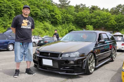 1998年式の日産ステージア 25RS FOURとオーナーの“ジロー”さん
