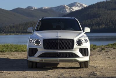 ベントレー ベンテイガ スピード：エクステリアにはダークティントのブライトウェア、スモーク仕上げのヘッドランプ内部、グレーのテールランプなどを採用