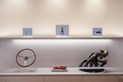 フェラーリの新CIは、来場者体験の質をさらに高め、ブランドのDNAおよび価値観と調和する空間の創出を目的としている