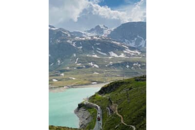 ベルリナ峠と鉄道の壮大な景色(写真は2021年撮影)