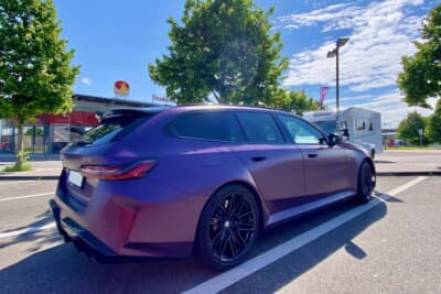 行きのサービスエリアの駐車場では、メタリックで紫のBMW新型M5 ツーリングを初めて発見